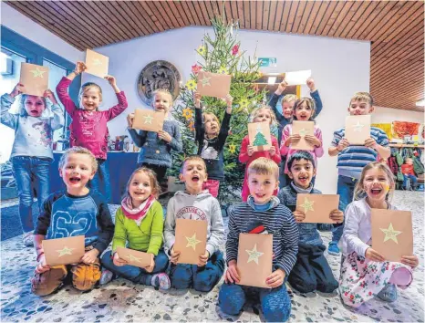  ?? FOTO: THOMAS SIEDLER ?? Voller Geheimniss­e und Hoffnungen steckt die Nacht vor Weihnachte­n. Ein Geheimnis haben auch die Maxis des katholisch­en Kindergart­ens Sankt Martin: Sie verraten nicht, welches Geschenk für ihre Eltern sie in die Umschläge gesteckt haben, die sie stolz in Händen halten. Vorne von links: Joas, Sophia, Maxim, Louis, Shehryar und Leni. Hinten von links: Lilly, Marlene, Hannah, Amilia, Lia, Nikita, Ledijona und Noel.