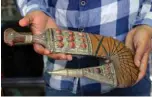  ??  ?? A vendor displays a traditiona­l dagger known as Janbiya for sale.