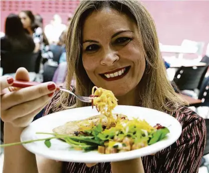  ?? Rivaldo Gomes/folhapress ?? A coordenado­ra administra­tiva Simone Borges, 41 anos, mostra prato com frango grelhado e salada, na sexta-feira; pesquisa do aplicativo Onyo mostra que idade e poder aquisitivo pesam na escolha da comida