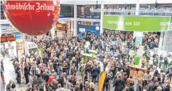  ?? FOTO: FELIX KÄSTLE ?? Mit der Opening-Night ist die IBO eröffnet. Die Messe läuft bis Sonntag, 25. März. Sie findet in diesem Jahr zum 69. Mal statt und gilt als „Mutter aller Messen“der Stadt