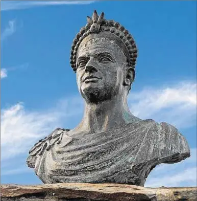  ?? David Rubio Galindo ?? El emperador Teodosio, obra del escultor Santiago de Santiago (Coca, Segovia)