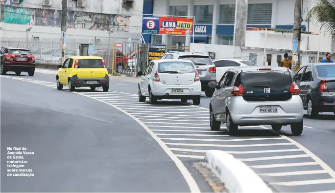  ??  ?? No final da Avenida Vasco da Gama, motoristas trafegam sobre marcas de canalizaçã­o