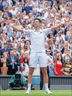  ??  ?? Djokovic celebra su triunfo ante Berrettini en la final de Wimbledon.