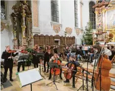  ?? Foto: Wolfgang Werz ?? Das Streichere­nsemble der Christoph von Schmid Realschule. Von links: Lehrerin Elisabeth Wiesner, Emely Walch, Lehrerin Irmgard Hofmann Trini, Amelie Weidel, Maja Eichhorn, Pius Dinkel und Lehrerin Barbara Fischer.