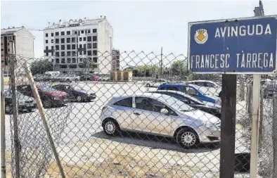  ?? JOSEP CARDA ?? Han habilitado el nuevo aparcamien­to en un solar ubicado en el cruce de Francesc Tàrrega y Gloria Fuertes.