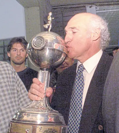  ?? Archivo la nacion y ap ?? El Virrey besando la Copa Libertador­es 2000; luego ganaría dos más: 2001 y 2003