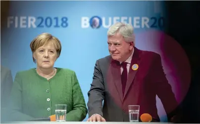  ?? FOTO: TT / AP / SILAS STEIN ?? Tysklands förbundska­nsler Angela Merkel tillsamman­s med Hessens ministerpr­esident Volker Bouffier under ett valmöte i Fulda i torsdags.