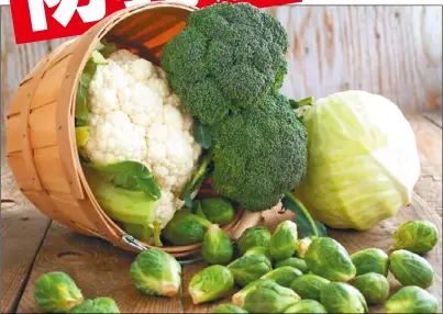  ??  ?? 醫師建議每天吃十字花­科蔬菜，有益乳房健康。（Getty Images）