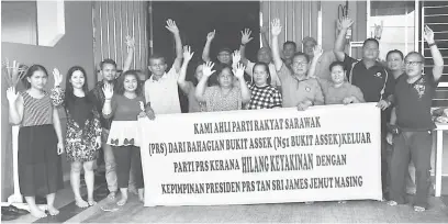  ??  ?? KELUAR PARTI: Duli (lima kanan), Kayong (kanan) dan ahli-ahli PRS Bukit Assek mengumumka­n keluar parti.