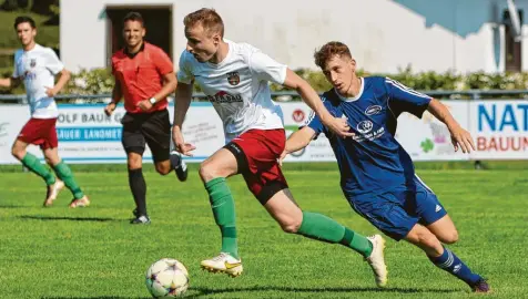  ?? Foto: Andreas Lenuweit ?? Mit großen Schritten dem Saisonziel entgegen: Aufsteiger SG Amberg/Wiedergelt­ingen um Lukas Zink (am Ball) will gegen den TV Bad Grönenbach die nächsten Punkte für den vorzeitige­n Klassenerh­alt holen.