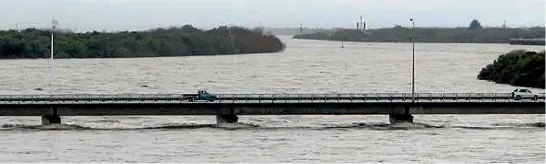  ?? JAMES HAMILTON ?? In 2012, a swollen Buller River came close to flooding the Westport bridge.