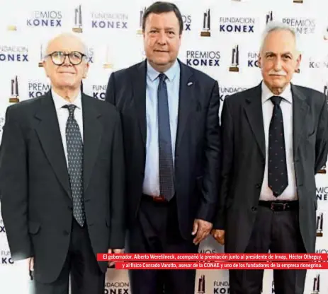  ??  ?? El gobernador, Alberto Weretilnec­k, acompañó la premiación junto al presidente de Invap, Héctor Otheguy, y al físico Conrado Varotto, asesor de la CONAE y uno de los fundadores de la empresa rionegrina.