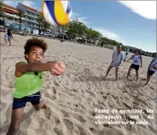  ??  ?? Faute de gymnase, les volleyeurs ont dû s’entraîner sur le sable.