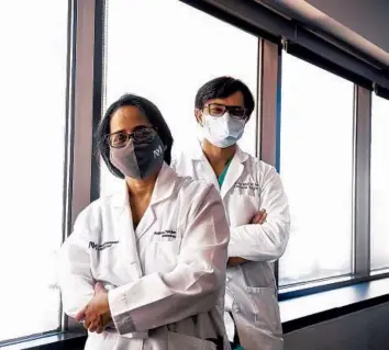  ?? E. JASON WAMBSGANS/CHICAGO TRIBUNE ?? Northweste­rn Medicine thoracic pathologis­t Dr. Anjana Yeldandi, left, with Dr. Ankit Bharat, chief of thoracic surgery, were part of a team that performed the historic double lung transplant.
