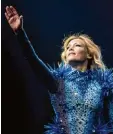  ?? Foto: Steffen, dpa ?? Fans sind besorgt: Helene Fischer kann nicht auf die Bühne.