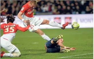  ?? (Photo AFP) ?? Glik et les Monégasque­s ont buté sur une bonne défense montpellié­raine.