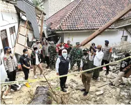  ?? THORIQ S. KARIM/JAWA POS ?? IKUT PRIHATIN: Gubernur Khofifah Indar Parawansa melihat kondisi terakhir titik longsor di Ponpes An-Nidhamiyah, Desa Bindang, Kecamatan Pasean, Pamekasan, kemarin.