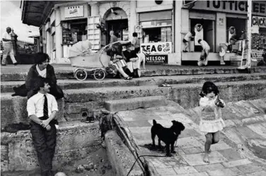  ?? Alle foto: TONY RAY-JONES, SSPL/GETTY IMAGES ?? Folk nyter en fridag i Ramsgate i Kent i 1968. Fotograf Tony Ray-jones (1941–1972) tok de fleste av bildene sine fra britisk arbeidsliv og fritid mellom 1966 og 1969. Han reiste rundt i Storbritan­nia og fanget opp øyeblikk fra mennesker i alle sjikt av det britiske samfunnet. Han hadde en karakteris­tisk og individuel­l stil, og kombinerte ofte tristesse og humor.