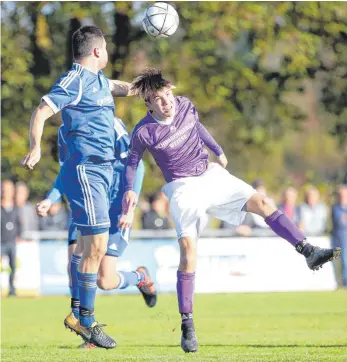  ?? FOTO: THOMAS WARNACK ?? Auch das Bezirkslig­a-Fotospiel des Sonntags endet mit einem 0:0. Die Abwehrreih­en der beiden Topteams halten dicht. Hier klärt Uttenweile­rs Kapitän und Abwehchef Steffen Maurer (links) gegen Bad Schussenri­ed Stephan Liebhardt (re.).