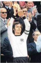  ?? FOTO: DPA ?? Reckt den Pokal 1974 in die Höhe: Franz Beckenbaue­r.