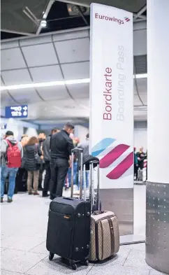  ??  ?? Gepäck steht vor einem Info-Aufsteller der Fluggesell­schaft Eurowings am Düsseldorf­er Flughafen.