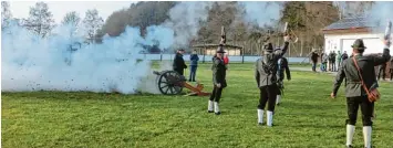  ?? Foto: Ingo Peter Lehmann ?? Auch in Sinning begrüßen die Böllerschü­tzen, und zwar die Kaiserburg­schützen Oberhausen, am Sportplatz das neue Jahr mit der großen Kanone und Handböller­n.