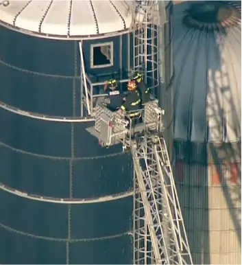  ?? CAPTURE D’ÉCRAN TVA NOUVELLES ?? Les pompiers de Saint-Bonaventur­e ont dû procéder à un sauvetage aérien pour extirper le corps du fermier Christian Labonté du silo de sa ferme.