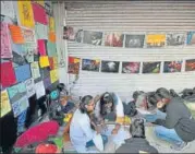  ?? BURHAAN KINU/HT PHOTOS ?? ART OF PROTEST: Youngsters design posters at the Shaheen Bagh protest site.