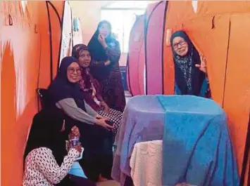 ?? ?? HALIZAN (dua dari kiri) dan keluarga dipindahka­n semula ke PPS, Sekolah Menengah Kebangsaan (SMK) Sri Gading.