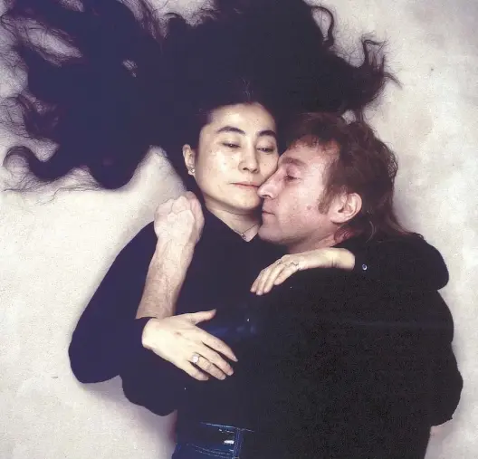  ?? AP PHOTO/SWANN AUCTION GALLERIES, ANNIE LIEBOVITZ, FILE ?? Amor y política. John y Yoko encontraro­n en la pareja un modo de crecer artísticam­ente pero también de intervenir en la realidad social de su tiempo.