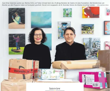  ?? FOTO: MARTINA STRILIC ?? Zwei Ulmer Galeristen packen aus: Martina Strilic und Tobias Schrade feiern das 25-jährige Bestehen der Galerie mit einer Kunstaktio­n. Alle Künstlerin­nen und Künstler aus dem Programm haben ein Kunstpaket geschickt. Derzeit wird ausgepackt, ab 18. Dezember können die Arbeiten besichtigt werden.