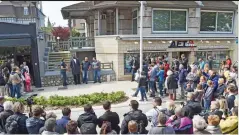  ?? — AFP ?? People gather in front of the home of French presidenti­al candidate Emmanuel Macron in Le Touquet, France, on Saturday, a day before French voters go to the poles to chose between Macron, a pro-European centrist, and his far-right rival of the Front...