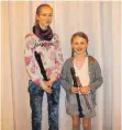  ?? FOTO: PRIVAT ?? Die achtjährig­e Sophia Schütz (rechts) und die 16-jährige Julia Wetzel haben die Jury bei „Jugend musiziert“mit ihren Blockflöte­n überzeugt.