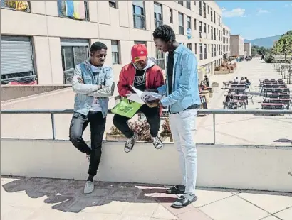  ?? MANÉ ESPINOSA ?? Tres jóvenes refugiados que siguieron un plan de acogida en Bellaterra, en una foto de archivo