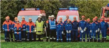  ?? Foto: Christoph Schneider/Feuerwehr ?? Die Jugendfeue­rwehren aus Waldstette­n und Ellzee probten 24 Stunden lang den Einsatz. Betreut wurden sie von den Jugendwart­en (von links) Daniel Kling, Andreas Schneider, Daniel Botzenhart und Wolfgang Rittler.