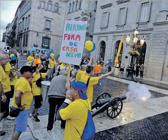  ??  ?? Els manifestan­ts, que van concloure l’acte a la plaça Sant Jaume, també van saludar l’Ajuntament i la Generalita­t