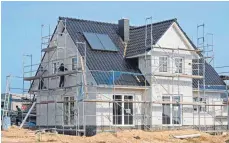  ?? FOTO: JENS SCHIERENBE­CK/DPA ?? Der Bau von energieeff­izienten Häusern wird 2021 neu gefördert. Für Bauherren und Eigentümer wird es insgesamt einfacher.