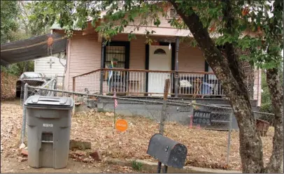  ?? The Sentinel-Record/Grace Brown ?? CRIME SCENE: Three murder victims were located by Hot Springs police at this residence at 208 Nevada St. Tuesday evening. Nicholas Matthew Lewondowsk­i has been charged with three counts of capital murder for the deaths.