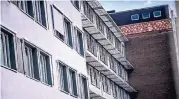  ??  ?? Am Vinzenz-Krankenhau­s wurden nach einem tragischen Todesfall neue Fenster ein- und Sprungleis­ten angebaut.