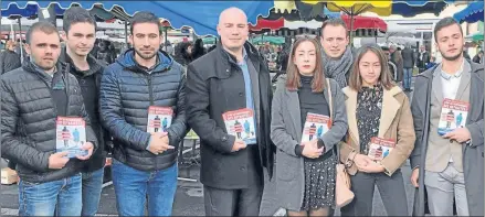  ??  ?? Samedi, après avoir tracté, les jeunes du mouvement frontiste rentraient en formation.