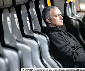  ??  ?? À ESPERA. Mourinho e o seu United podem visitar o Dragão