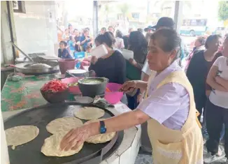  ?? Moisés Morales ?? Cientos de personas se congregaro­n en el establecim­iento de tacos “Vero” para degustar los tacos y cemitas que fueron distribuid­os sin distingo.