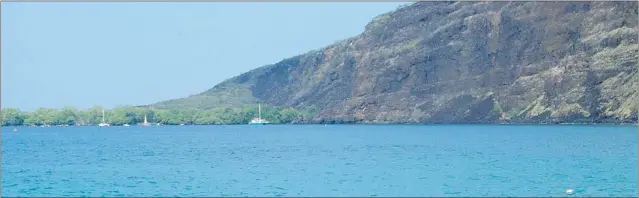  ?? PHOTOS BY SUZANNE MORPHET/ POSTMEDIA NEWS ?? Kealakekua Bay on Hawaii’s Kona Coast is a great place to snorkel. There’s a monument at the site where Captain Cook was killed in 1779 at the far side of the bay.