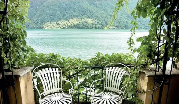  ??  ?? Camera con vista Uno scorcio di Villa Fogazzaro Roi, affacciata sulla sponda italiana del lago di Lugano a Orio Valsolda. Qui visse lo scrittore di «Piccolo mondo antico»