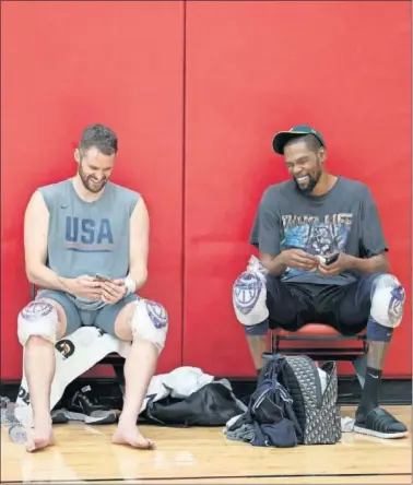  ??  ?? Kevin Durant, junto a Kevin Love después de un entrenamie­nto de la selección de Estados Unidos.