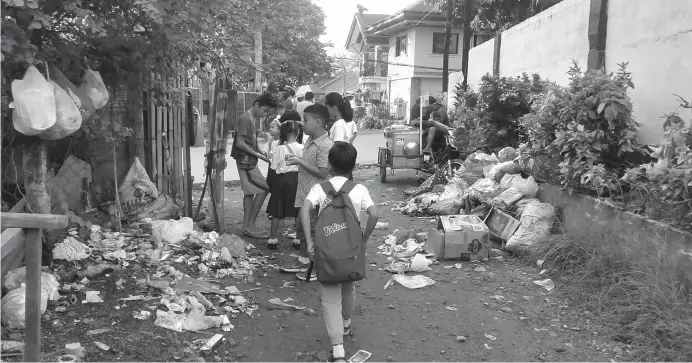  ??  ?? GOOD MORNING, GARBAGE. Even at the school’s vicinity, the nagging problem of unwanted trash remains as Cagayan de Oro’s favorite subject nowadays. (Lynde Salgados)