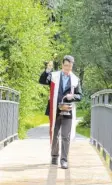  ?? Foto: Sebastian Mayr ?? Erst segnete Kaplan Christian Wolf die neue Paarbrücke in Ottmaring, die den alten Steg abgelöst hat. Dann wurde der neue Übergang gleich einer Belastungs­probe mit Sektgläser­n unterzogen.