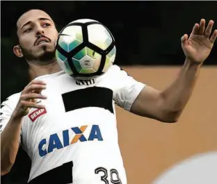  ?? 22.ago.17/Santos FC/Divulgação ?? Jean Mota participa de treinament­o do Peixe no CT Rei Pelé; meia ainda crê no título e está confiante de que o Santos conquistar­á uma vitória inédita no Allianz