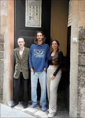 ?? Fotos: TERESA AYUGA ?? Manuel Ripoll y sus hijos Tomás y Carolina, en la entrada de la librería, muy cerca de Can Joan de s’Aigo y el Teatre Sans.