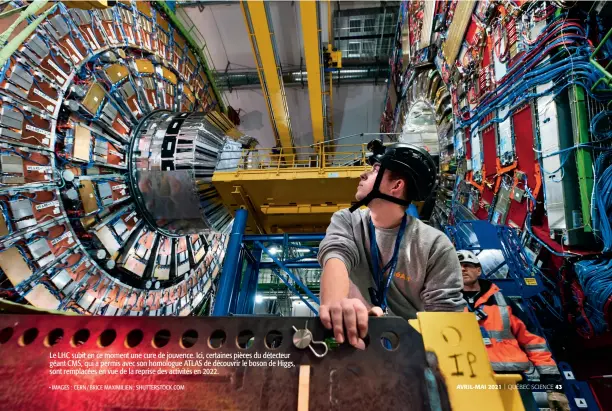  ??  ?? Le LHC subit en ce moment une cure de jouvence. Ici, certaines pièces du détecteur géant CMS, qui a permis avec son homologue ATLAS de découvrir le boson de Higgs, sont remplacées en vue de la reprise des activités en 2022.